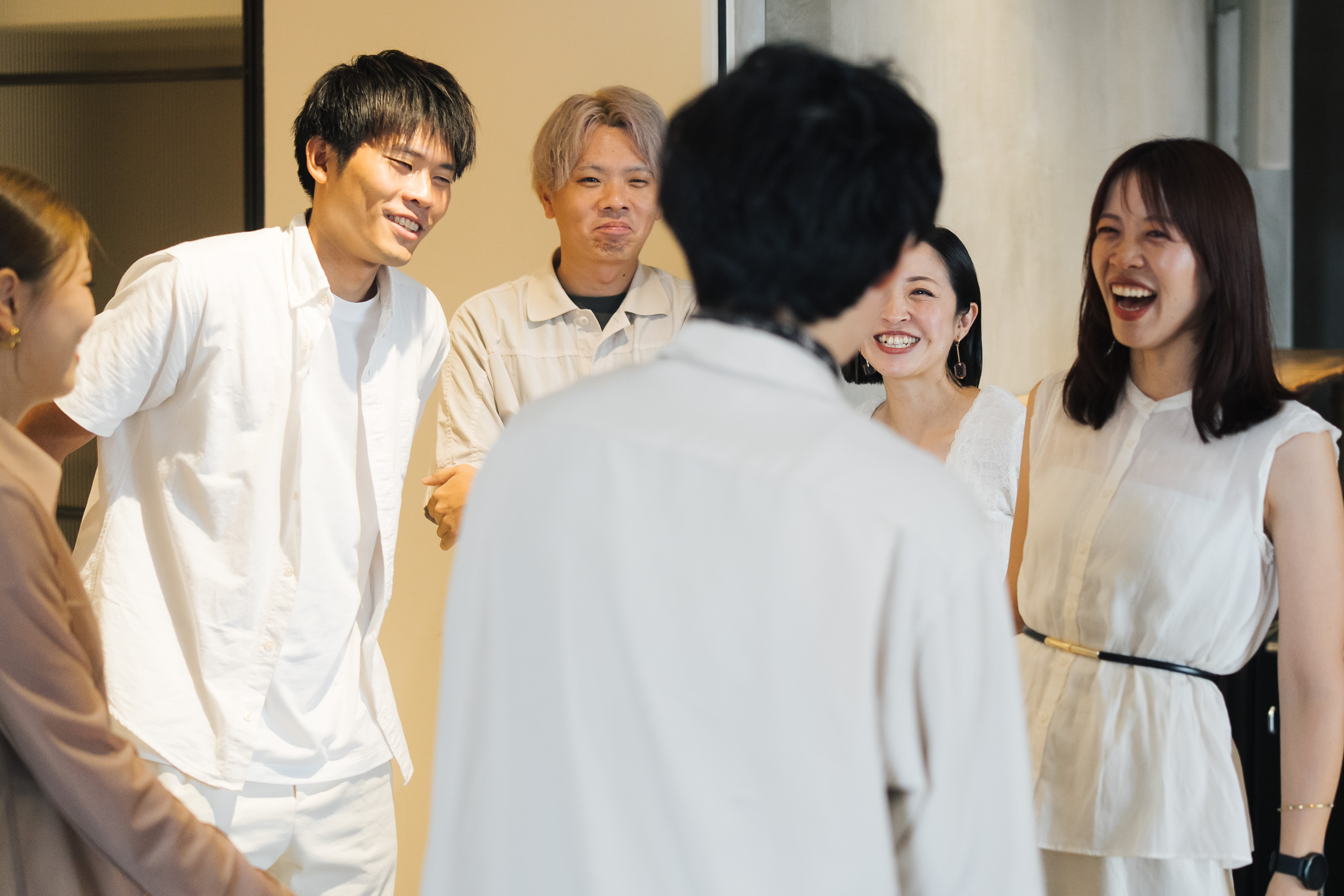 過去のkonnect交流会で、少人数の輪になって笑顔で話す参加者たち